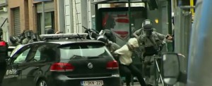 L'arresto di Salah. Sopra: pattugliamenti a Bruxelles dopo l'attentato