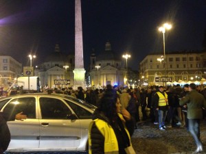 Il comizio finale dei 5S a Piazza del Popolo. Sopra: Totò in Gli onorevoli 