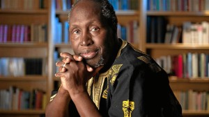Lo scrittore e poeta keniota Ngugi wa Thiong’o, in pole position al Nobel per la letteratura 2018. Sopra: L'Accademia di Svezia annuncia la cancellazione del premio