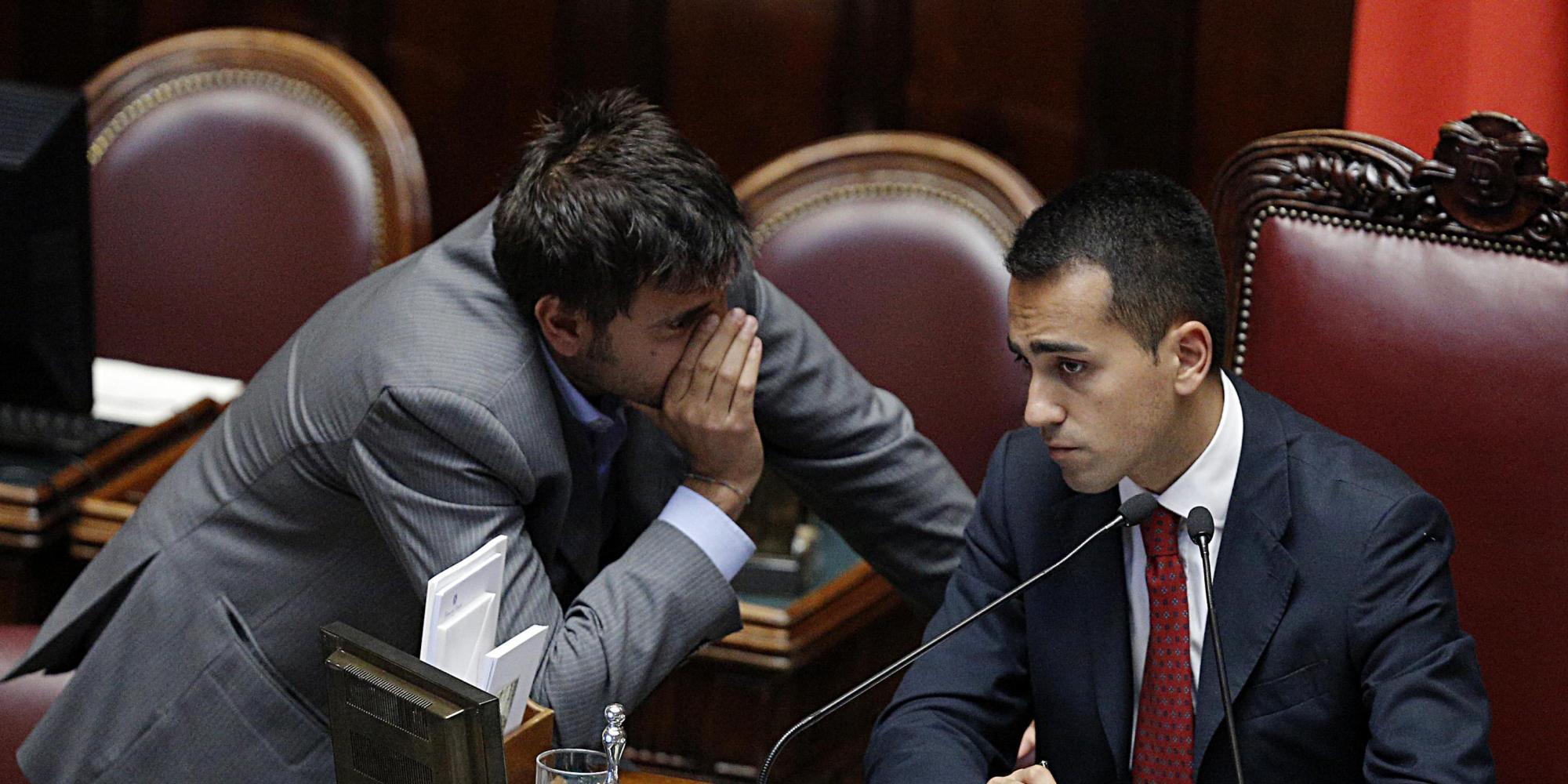 Alessandro Di Battista (s) e Luigi Di Maio alla Camera durante l'esame del DL su adempimento obblighi verso Unione Europea, Roma, 11 Giugno 2014. ANSA/GIUSEPPE LAMI