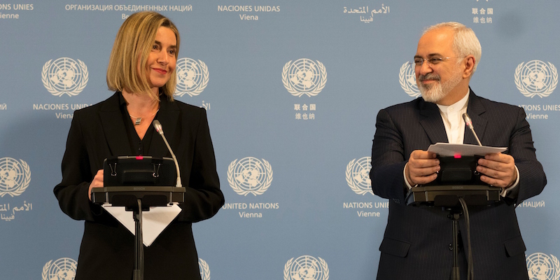 Mogherini e Zarif  JOE KLAMAR/AFP/Getty Images)
