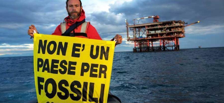 Greenpeace in azione nel mar Adriatico presso la piattaforma petrolifera Rospo Mare B, Edison/Eni