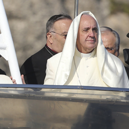 Il papa a Lesbo, icona dei tempi