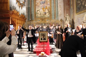 Il concerto per Calabresi. Sopra: un francobollo commemorativo per il commissario