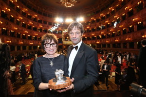 Donatella Di Pietrantonio, vincitrice del Campiello 2017, con Matteo Zoppas, presidente della Fondazione Campiello e di Confindustria Veneto. Sopra, la copertina dell'Arminuta (particolare)