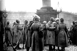 Soldatesse del battaglione della morte di guardia al Palazzo d'inverno nel novembre 1917. Sopra, l'assalto al palazzo nella ricostruzione di Eisenstejn