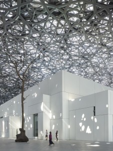 Giuseppe Penone, Germination, foto Roland Halbe. Sopra: il nuovo Louvre visto di notte