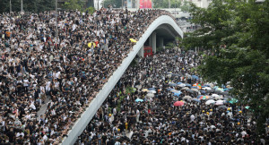Proteste a Hong Kong. Sopra: la governatrice Carrie Lam