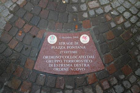 Un momento dell'inaugurazione delle formelle a piazza Fontana in memoria delle vittime delle strage, Milano, 9 dicembre 2019. ANSA/ALBERTO CATTANEO