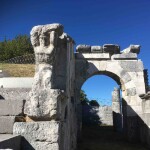 Ingresso alla cavea con Atlante