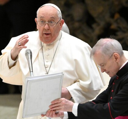 Pope Francis (L) blesses the faithful as he leads the the weekly general audience in the Paul VI hall, Vatican City, 14 February 2024.   ANSA/ETTORE FERRARI  (papa, Francesco, udienza generale, aula Paolo VI)