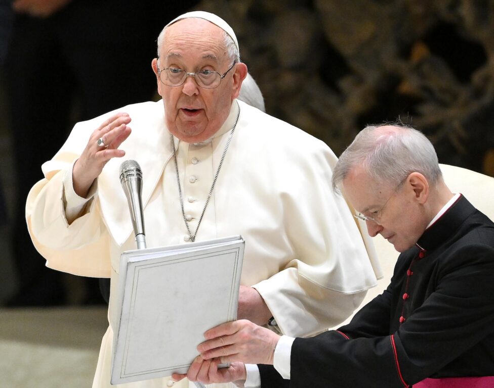 Pope Francis (L) blesses the faithful as he leads the the weekly general audience in the Paul VI hall, Vatican City, 14 February 2024.   ANSA/ETTORE FERRARI  (papa, Francesco, udienza generale, aula Paolo VI)