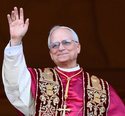Newly elected Pope Leo XIV, Cardinal Robert Francis Prevost from the USA, blesses faithfuls from the central loggia of Saint Peter's Basilica, Vatican City, 08 May 2025
ANSA/ETTORE FERRARI